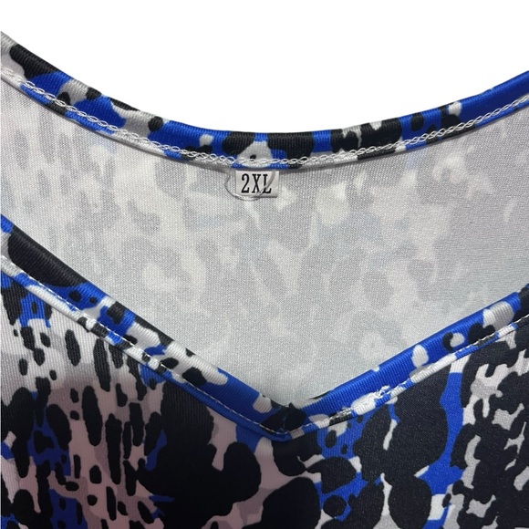 Stylish Boutique Brand Blue and Black Cold Shoulder Women's Top. NWOT - Picture 4 of 5